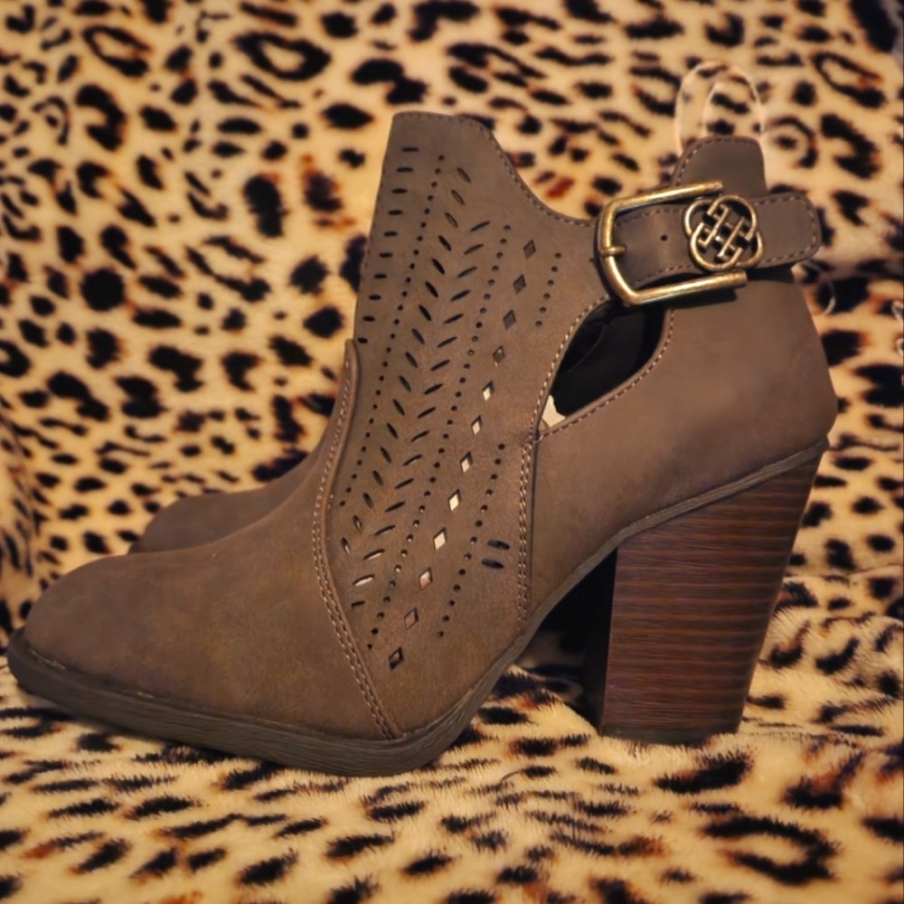 Daisy Fuentes 6.5 Mushroom women/ Juniors Booties